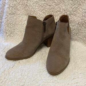 Lucky Brand Leather Taupe Chunky Heel Ankle Booties Size 7 EUC Perfect for Fall